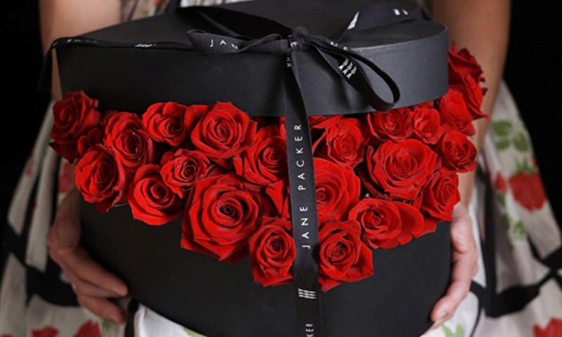 باکس گل هدیه ای زیبا برای دختر خانم ها